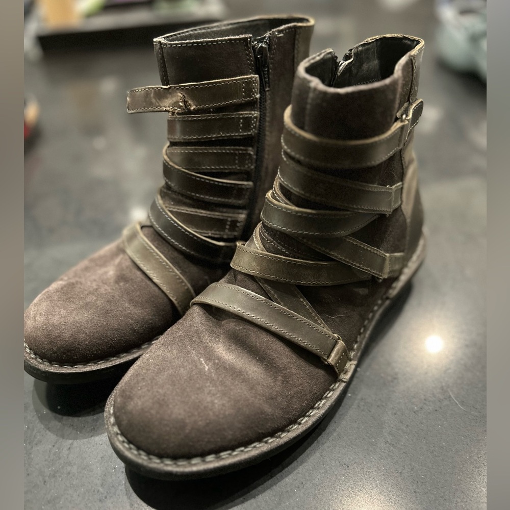 Women’s ankle boots FLY LONDON gray leather and suede size 9